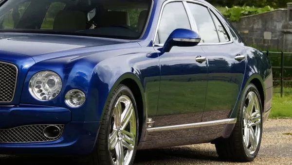 Bentley with dateless plate